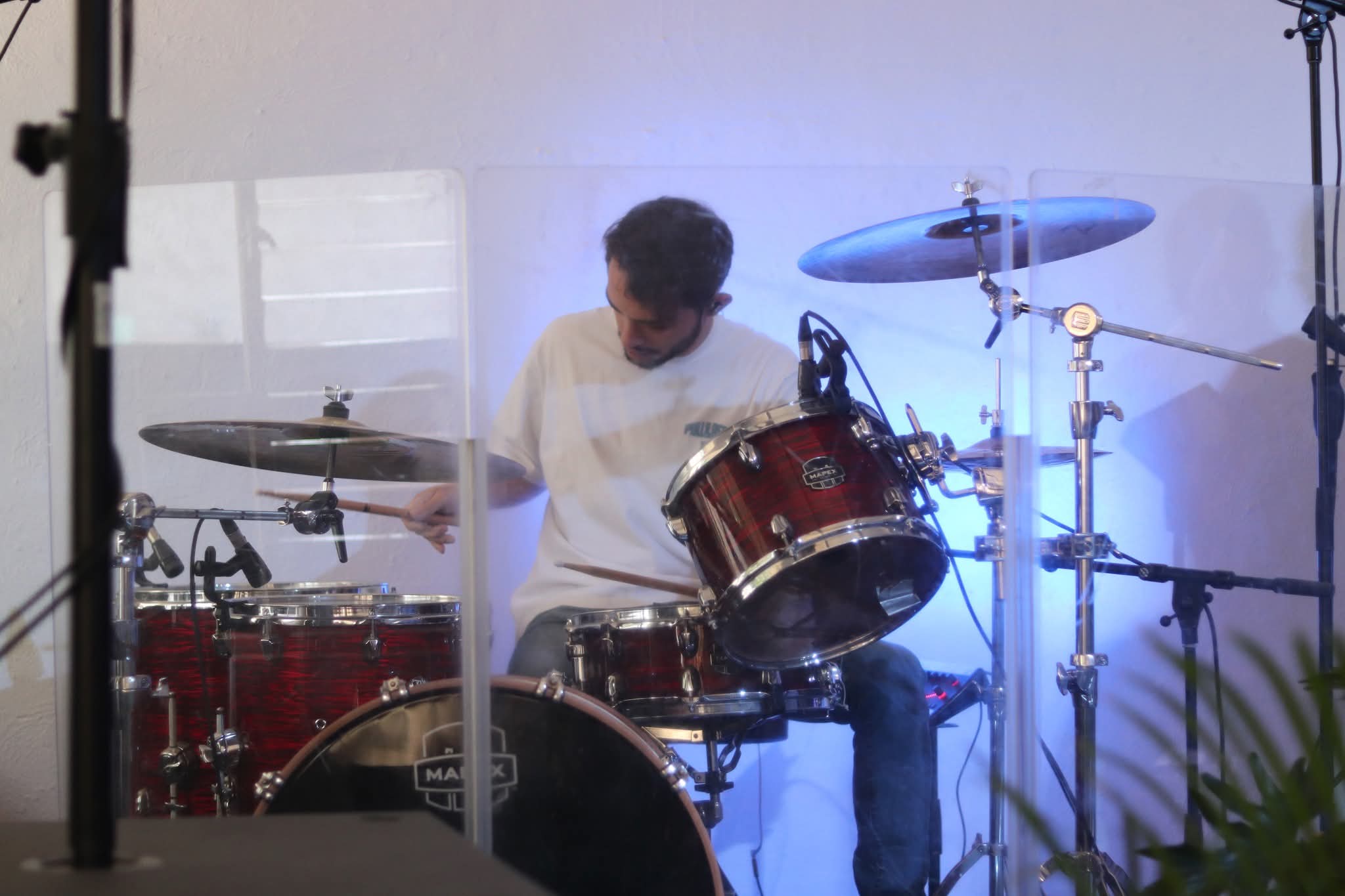 Hombre tocando la batería en el servicio